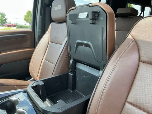 Used 2025 Chevrolet Suburban High Country AWD/4WD image 34