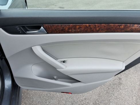 Used 2013 Volkswagen Passat TDI SEL Premium image 23