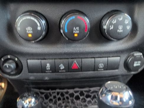 Used 2013 Jeep Wrangler Unlimited Sahara w/ Dual Top Group AWD/4WD image 19