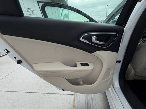 Used 2015 Chrysler 200 Limited w/ Convenience Group FWD image 10