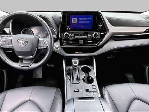Used 2025 Toyota Highlander XLE FWD image 16