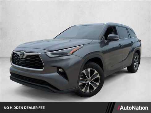 Certified 2024 Toyota Highlander XLE FWD image 1
