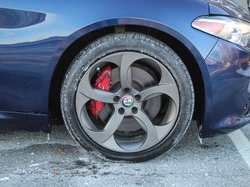 Used 2017 Alfa Romeo Giulia Sedan 4D image 32