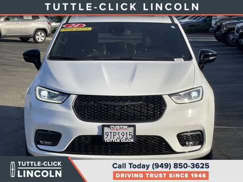 Used 2024 Chrysler Pacifica Limited w/ Uconnect Theater Family Group FWD image 2