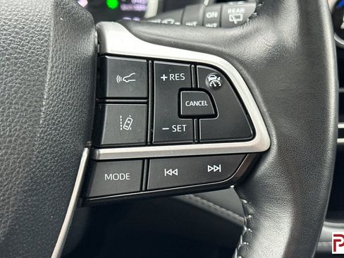 Used 2024 Toyota Highlander XLE image 32