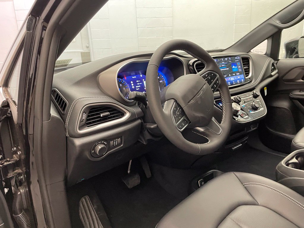 New 2027 Chrysler Pacifica Select AWD/4WD image 13