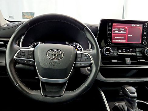 Used 2022 Toyota Highlander XLE AWD/4WD image 29