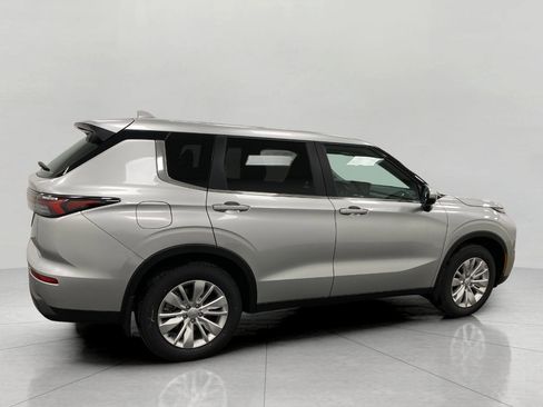 New 2026 Mitsubishi Outlander ES image 2