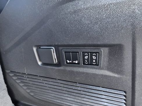 Used 2022 Chevrolet Tahoe Z71 w/ Z71 Off-Road Package image 19