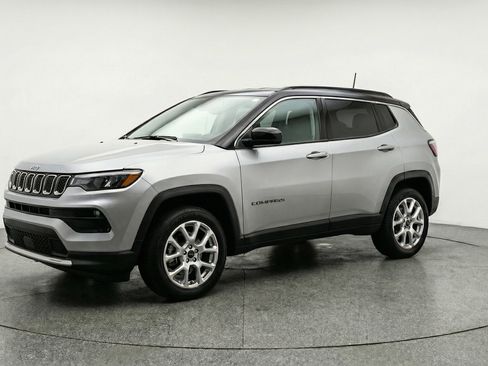 Used 2025 Jeep Compass Limited image 3