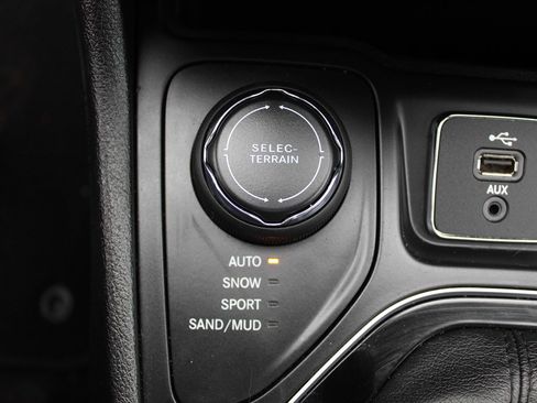 Used 2019 Jeep Cherokee Limited w/ Technology Group image 17