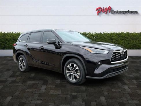 Used 2022 Toyota Highlander XLE image 6