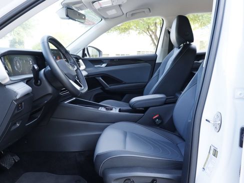 Certified 2025 Volkswagen Tiguan SE FWD image 9