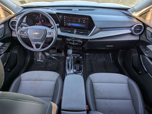 Used 2025 Chevrolet Trax LT w/ LT Convenience Package FWD image 15