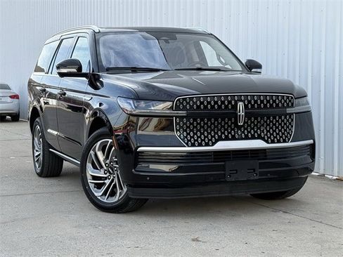 Used 2025 Lincoln Navigator Reserve image 1