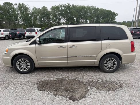 Used 2013 Chrysler Town & Country Touring-L w/ Driver Convenience Group FWD image 6