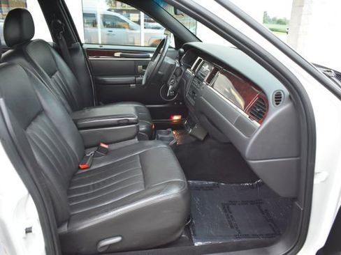 Used 2008 Lincoln Town Car Executive RWD image 41
