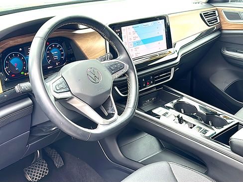 Used 2025 Volkswagen Atlas SE FWD image 12