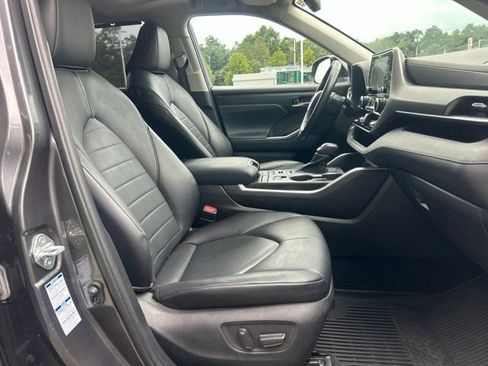 Used 2021 Toyota Highlander XLE AWD/4WD image 27