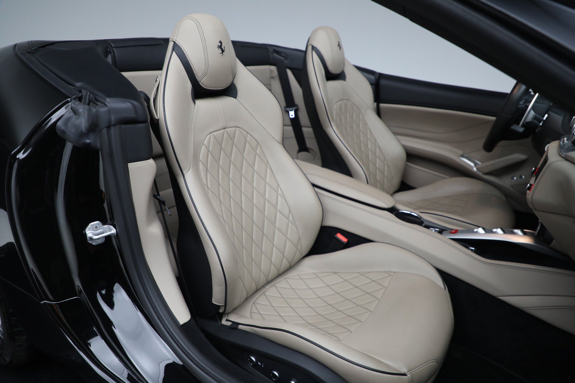 Certified 2016 Ferrari California T RWD image 21