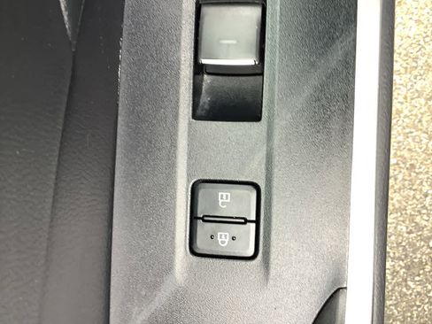 Used 2022 Toyota RAV4 XLE image 19