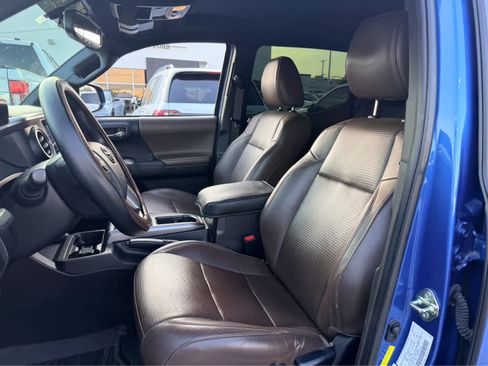 Used 2016 Toyota Tacoma Limited w/ Towing Package image 7