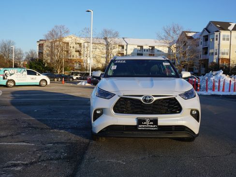 Used 2022 Toyota Highlander XLE image 2