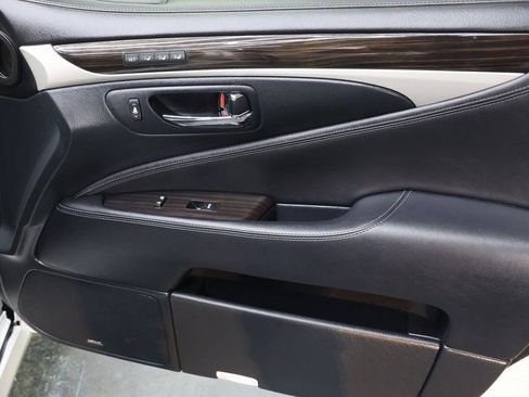 Used 2016 Lexus LS 460 w/ Comfort Package RWD image 12
