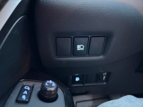 Used 2019 Toyota C-HR XLE FWD image 17