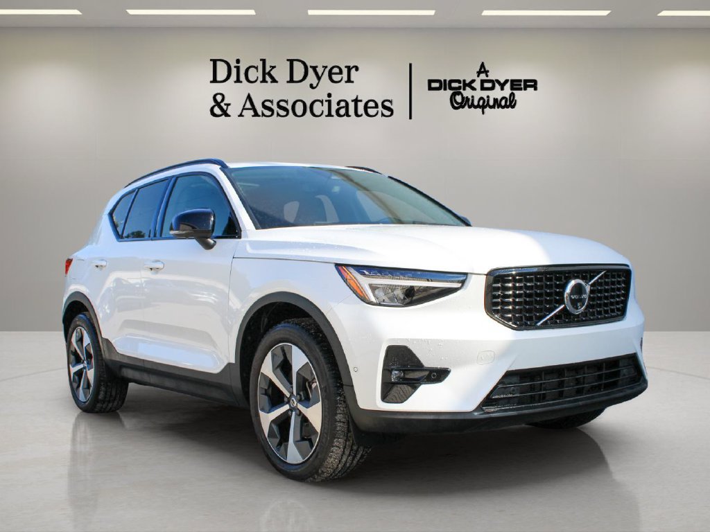 Certified 2025 Volvo XC40 B5 Plus AWD/4WD image 1