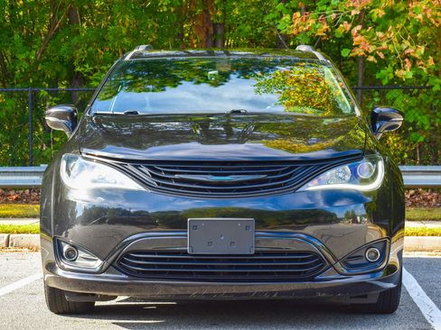 Used 2019 Chrysler Pacifica Limited w/ S Appearance Package image 2