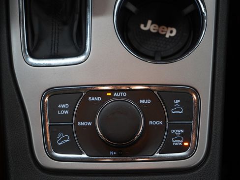 Used 2020 Jeep Grand Cherokee Overland image 18
