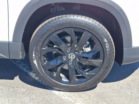 Certified 2023 Volkswagen Taos SE w/ Panoramic Sunroof Package AWD/4WD image 8