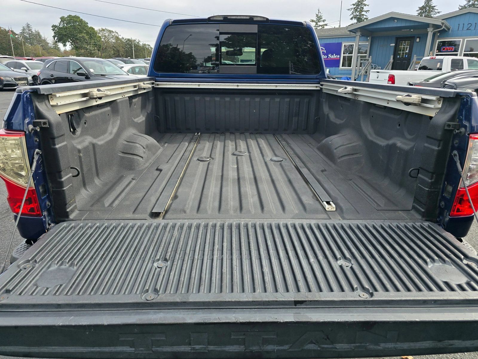 Used 2016 Nissan Titan SL AWD/4WD image 15