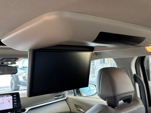Used 2024 Toyota Sienna XLE w/ XLE Plus Package FWD image 16