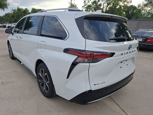 Used 2025 Toyota Sienna Platinum AWD/4WD image 4