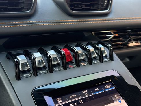 Used 2021 Lamborghini Huracan EVO image 32