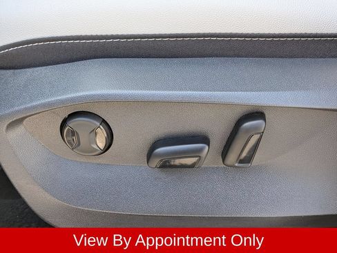 Used 2025 Volkswagen Taos SE AWD/4WD image 14