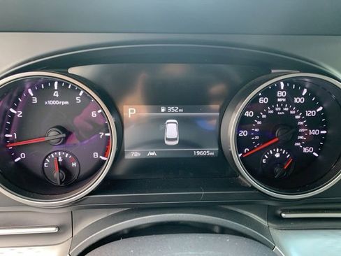 Used 2024 Kia Carnival LX image 32