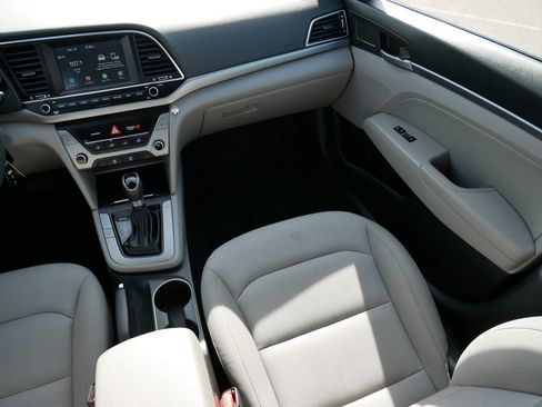 Used 2017 Hyundai Elantra SE FWD image 11