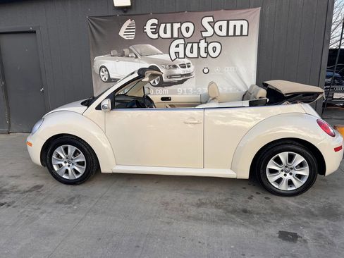 Used 2010 Volkswagen Beetle Convertible image 2