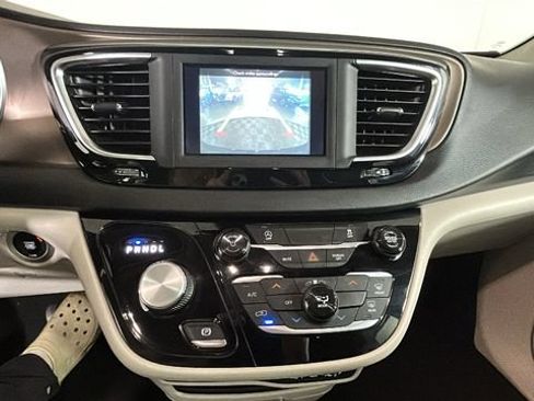 Used 2021 Chrysler Voyager Lxi FWD image 23