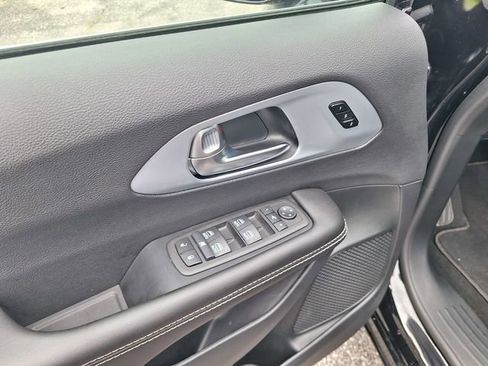 Used 2026 Chrysler Pacifica Limited FWD image 18