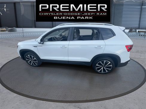 Used 2022 Volkswagen Taos SE image 5