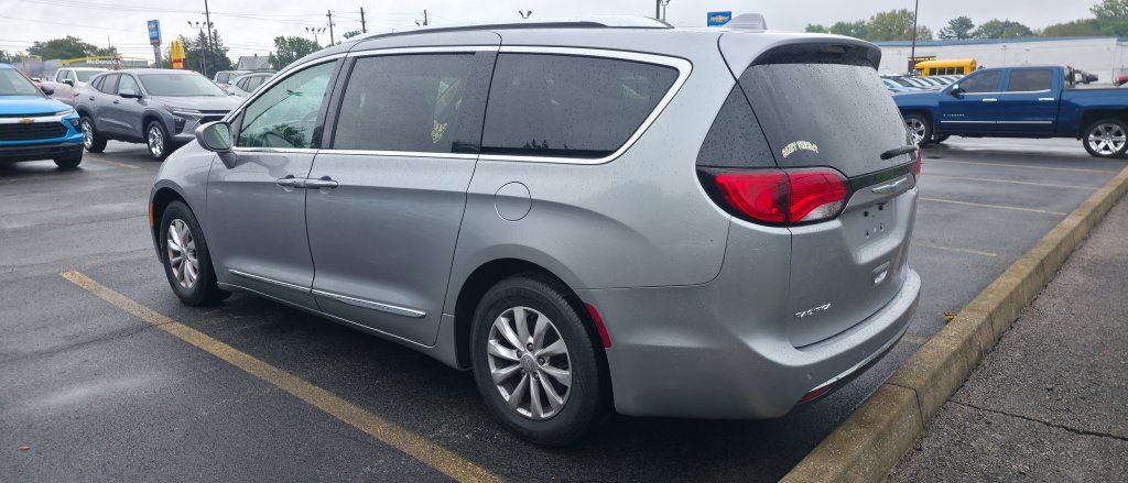 Used 2018 Chrysler Pacifica Touring-L FWD image 4