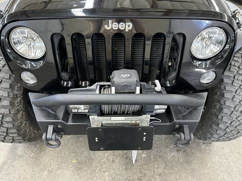 Used 2015 Jeep Wrangler Unlimited Rubicon w/ Connectivity Group AWD/4WD image 8