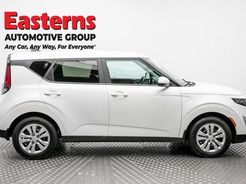 Used 2023 Kia Soul LX FWD image 4