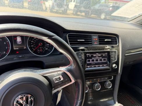 Used 2015 Volkswagen Golf 4-Door FWD image 26