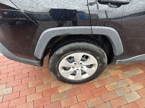 Used 2021 Toyota RAV4 LE FWD image 15
