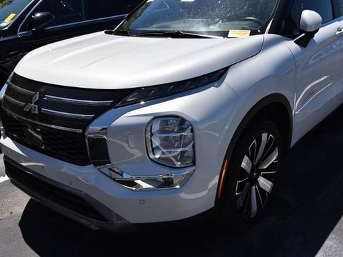 Used 2025 Mitsubishi Outlander SE AWD/4WD image 3